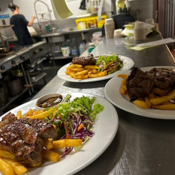 Cooked Meals at The Park Hotel motel in Suffolk Park