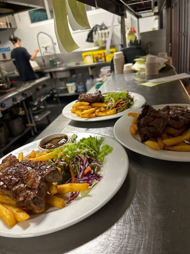 Cooked Meals at The Park Hotel motel in Suffolk Park